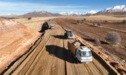 Büyükşehir Belediyesinin Tomarza'daki yol çalışmaları sürüyor