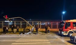 Çubuk'ta trafik ışığı direğine çarpan otomobildeki 1 kişi yaralandı