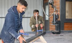 Devlet desteğiyle köyüne yatırım yapan iş insanı bungalov ev üretiyor