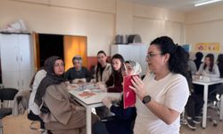 Ebelik öğrencileri el becerilerini dikiş nakışla geliştiriyor