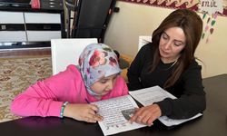 Engelli öğrencisine 5 yıldır evde öğretmenlik yapıyor