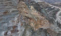 GÜNCELLEME - Sivas'ta demir madeni ocağında göçük altında kalan işçiyi arama çalışmaları başladı