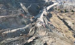 GÜNCELLEME - Sivas'ta demir madeni ocağında göçük altında kalan kişiyi arama çalışması sürüyor