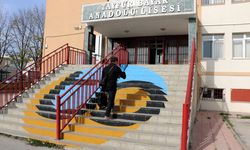 Karanlık dünyasını edebiyatla aydınlatan öğretmen, öğrencilerine ilham oluyor