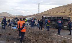 Kayseri'de tırın devrilmesi sonucu 1 kişi öldü, 1 kişi yaralandı