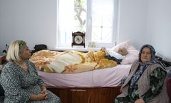 Kendisini hatırlamayan, yatalak ve konuşamayan eşinin yanından ayrılmıyor