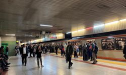 Kızılay İstasyonu'ndaki ANKARAY treni arızalandı, yolcular EGO otobüslerine yönlendirildi
