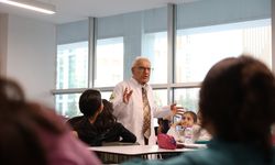 Konya'da huzurevindeki emekli öğretmenler, öğrencilerle buluştu