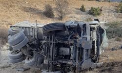 Konya'da şarampole devrilen kamyon sürücüsü yaşamını yitirdi