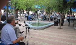 Konyalı 81 yaşındaki Türk Halk Müziği sanatçısı, yolundan giden gençlere örnek oluyor