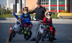 Motosiklet tutkusunu çocuklarına aşılayan baba, pazar yerine kurduğu pistte eğitim veriyor