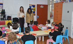 Öğretmen anne ile kızı aynı okulda öğrencileri geleceğe hazırlıyor