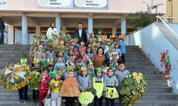 Sarıoğlan'da öğrenciler geri dönüşüm defilesi düzenledi