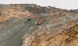 Sivas'ta demir madeni ocağında göçük altında kalan şantiye müdürünü arama çalışmaları sürüyor