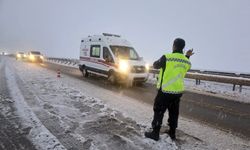 Sivas'ta tır ve 3 otomobilin karıştığı zincirleme trafik kazasında araçlarda hasar oluştu