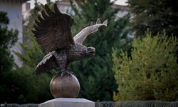 Türk birliğini simgeleyen 'Tuğrul Kuşu' heykeli için 650 kilogram bronz kullanıldı
