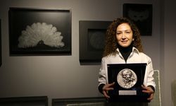 Tuval gibi kullandığı camı sabırla işleyip sanat eserine dönüştürüyor