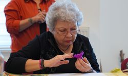 Kadın dayanışması için keçeden broş yaptılar