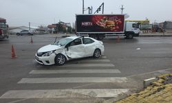 Aksaray'da tır ile otomobilin çarpışması sonucu 4 kişi yaralandı