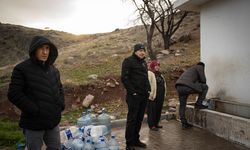 Ankara'da su kesintisinden etkilenen vatandaşlar çeşmelerden su temin ediyor