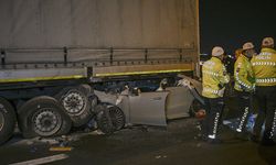 Ankara'da tıra çarpan otomobildeki 2 kişi öldü, 1 kişi ağır yaralandı