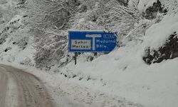 Beypazarı ilçesindeki yollarda karla mücadele çalışmaları sürüyor