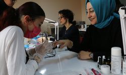 Eskişehir'de Halk Eğitim Merkezi'nde açılan protez tırnak kursu ilgi görüyor