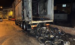 Eskişehir'de park halindeki kamyonun dorsesinde yangın çıktı