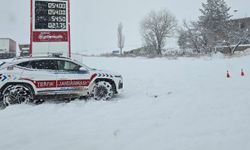 Gemerek'te kar yağışı etkili oluyor