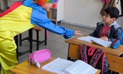 İncesu'da sağlık personeli palyaço kostümüyle çocuklara işitme tarama testi yapıyor