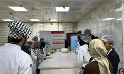 Kayseri'de yabancı uyruklu üniversite öğrencileri nevzine tatlısı yaptı