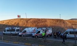 Kırıkkale'de üç servis aracının karıştığı kazada 10 kişi yaralandı