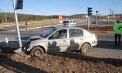 Konya'da trafik ışığı direğine çarpan otomobildeki 2 kişi yaralandı