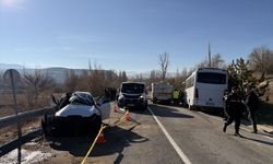 Nevşehir'de yolcu midibüsü ile otomobilin çarpıştığı kazada 11 kişi yaralandı