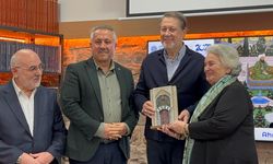 Sanatçı Ahmet Özhan'a, Mevlana Türbesi Gümüş Kapısı minyatürü hediye edildi