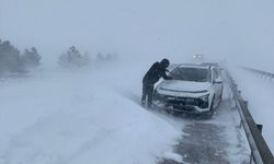 Sivas-Kayseri kara yolu yoğun kar ve tipi nedeniyle ulaşıma kapandı