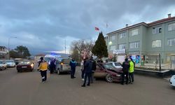 Sivas'ta hafif ticari araç ile otomobil çarpıştı, 3 kişi yaralandı