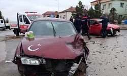 Sivas'ta iki otomobilin çarpıştığı kazada 4 kişi yaralandı