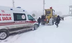 Sivas'ta kurtarma ekipleri yolu kapanan köydeki hamile kadını hastaneye yetiştirdi