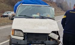 Suşehri'nde istinat duvarına çarpan kamyonetteki 4 kişi yaralandı