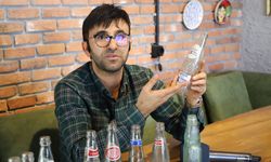 Tarihe tanıklık etmiş gazoz şişelerini açtıkları kafede sergiliyorlar