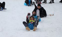 Yozgat'ta çocuklar kar tatilinin keyfini poşet ve tepsilerle kayarak çıkardı