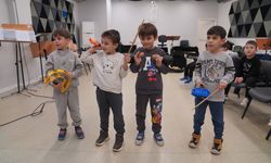 Minikler müzik aletlerini tanıdı