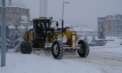 Akdağmadeni Belediyesi ekipleri karla mücadele çalışmalarını sürüyor