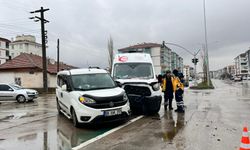 Aksaray'da ambulans ile hafif ticari araç çarpıştı, 8 kişi yaralandı