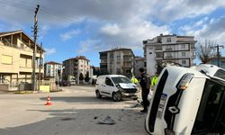 Aksaray'da hafif ticari araçla otomobil çarpıştı, 2 kişi yaralandı