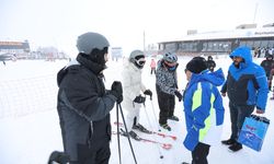 Başkan Büyükkılıç, Erciyes'te kayakseverlerle bir araya geldi