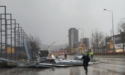 Başkentte kuvvetli fırtına hayatı olumsuz etkiledi