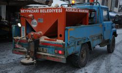 Beypazarı ilçesinde belediye ekipleri karla mücadele çalışması yapıyor