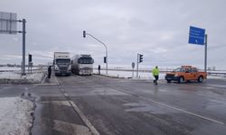 GÜNCELLEME - Tipi nedeniyle kapanan Sivas-Kayseri kara yolu ağır tonajlı olmayan araçların ulaşımına açıldı